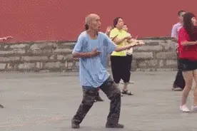 爆笑gif：大爷你跳得这么风骚让大妈情何以堪!图片