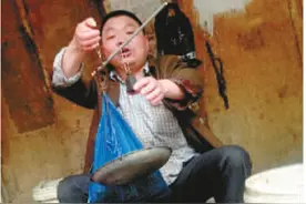 黄鳝肉好吃，可是你知道怎么逮它上来吗？图片