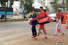 羽毛球 | 记者里约街头偶遇林丹 训练后步行返回奥运村图片