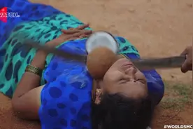 印度丈夫砍妻子喉咙上的椰子图片