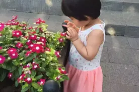 自己怀了二宝，可是大宝非要妈妈抱.....图片