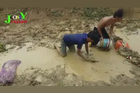 伙伴们用泥巴堵住水流，然后在水坑里边捉鱼，小时候没少玩图片