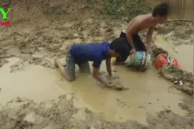 伙伴们用泥巴堵住水流，然后在水坑里边捉鱼，小时候没少玩图片