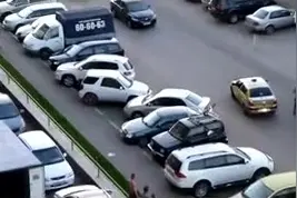 马路杀手横扫停车场，司机惨遭众人暴打！图片