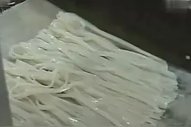 陕西凉皮，晶莹剔透般的薄，看着都流口水啦图片