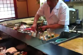 日本厨师制作甲鱼血兑酒，这个大补啊图片