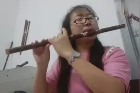 才女表演笛子独奏《山丹丹花开红艳艳》，一开始我就猜到了歌名！图片