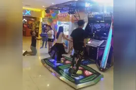 小伙跳舞太认真，竟不小心把女朋友的裙子踩掉了图片