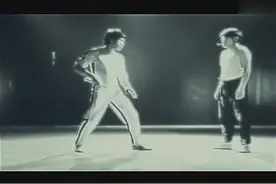 你未曾看到的李小龙双截棍打乒乓球 珍贵视频图片