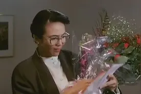 对花是真爱啊， 美女收到花的前后反应，呵呵表情亮了图片