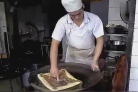 这家小店的三鲜豆皮吃不腻，看这么多食客排队就知道味道超级好图片
