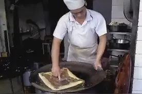 这家小店的三鲜豆皮吃不腻，看这么多食客排队就知道味道超级好图片