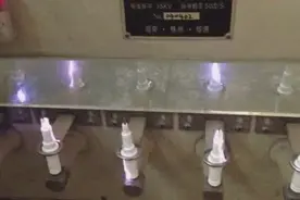 火花塞跳火实验，像不像特斯拉线圈？我感觉是一个回事！图片