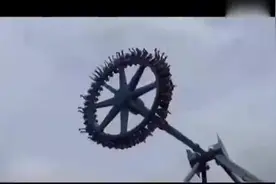 游乐设施大摆锤拍摄中甩出一个人，太危险！图片