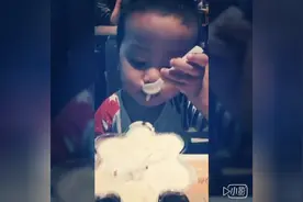 萌宝宝吃冰激凌的样子，好可爱！图片