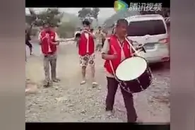 农村婚礼现场，张罗打鼓，太热闹了图片