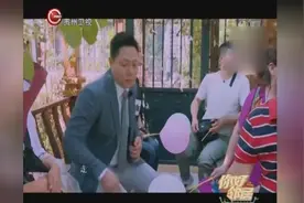 让人羡慕的求婚方式，小伙深情款款的表白打动了陪伴多年的女友