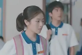女孩发现同学们都用异样的眼光看自己，回到教室一看惊呆了视频封面