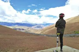 河南：单腿小伙骑行到珠峰：七夕前为妻拍星空照图片