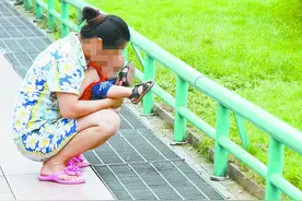 孩子又随街大小便！家长的素质在哪里？图片