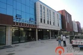 城管查处未批先设广告牌，停工加处罚图片