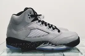 女生专属，泼墨 Air Jordan 5 “Wolf Grey” 即将市售图片