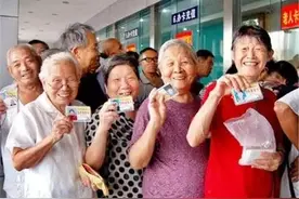 注意了！老年公交IC卡年审生日前两个月就可办理了！图片