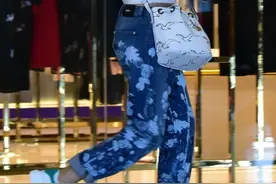 防偷拍神器上线！江一燕花裤显腿粗戴帽子全程挡脸 与助理一路小跑赶飞机图片