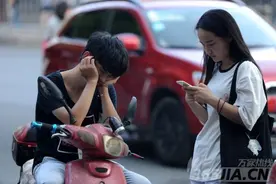 七夕合肥情侣街头激吻秀恩爱 小伙当众求婚狂虐单身狗图片
