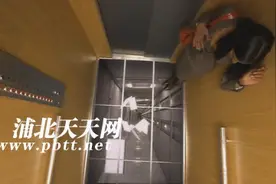 电梯惊魂 男子电梯中手握勾刀 坐立不安 表情诡异吓破胆图片