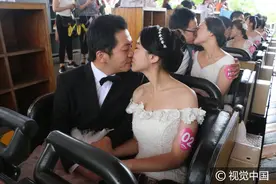 尖叫旅程为爱挑战！上海举行七夕过山车婚礼图片