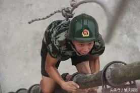 肇庆高新区：政府专职消防队组织开展攀爬水管训练图片