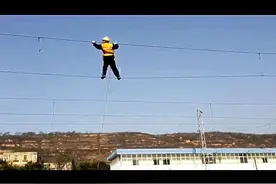 VIDEO：在2.5万伏的高压线上跳舞？体验与电的亲密接触！图片