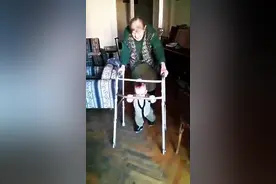 老奶奶扶助行器行走小孙子突然闯进来，拍下画面让妈妈珍藏一辈子图片