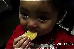 东北小萝莉哭着哄妈妈，边哭还不忘吃，萌死了！图片