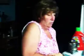 儿子拍下妈妈梦游影片，不只眼睛是张开的，而且还会跟你对话！图片