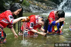 广东清远：壮家女子瀑布溪流中洗长发，呼吁保护水环境图片