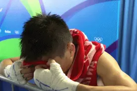怒了，中国拳手暴击对手却被判负，泪洒赛场，我们要公正(动图)图片