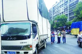 太能装！小货车“背”约2米高货物被查图片