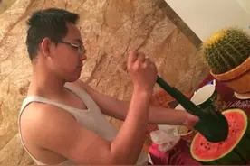 搞笑精选：你是不是飘的太快，另外一个人都飞了？图片