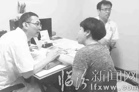 专家长期坐诊居民看病方便图片