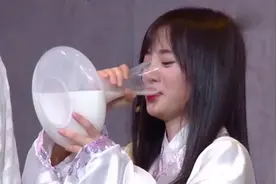 鞠婧祎拿起一大瓶牛奶就喝，网友：小鞠一点都不娇气！视频封面
