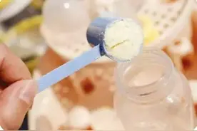 无知老爸冲奶粉，差点夺走宝宝生命！图片