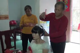 广东姑娘出嫁，妈妈好舍不得，亲自给女儿梳头，反复看了几十遍视频封面