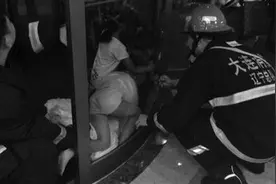 5岁女孩进酒店 旋转门夹住左腿图片