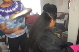 非洲妹子天生头发卷又蓬松，拉直后，竟那么滑顺