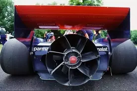 F1工程师原来也玩猫腻！让人大开眼界！图片