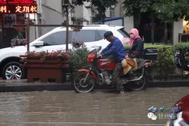 昨日张掖突降暴雨 你有没有被来势汹汹的雨水“拍”在回家的路上？图片