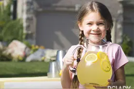 洋气小女孩发型绑扎方法 除了马尾还有更多选择图片