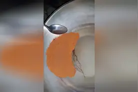 实拍越南工人传统方法提炼金沙，一套工序过后，黄金就出来了！图片